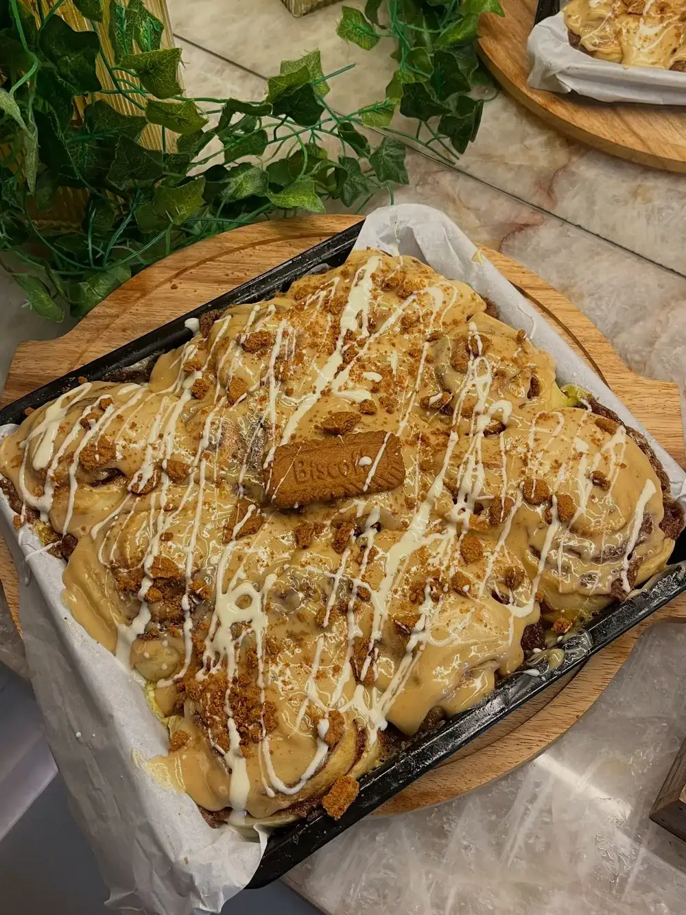 Bandeja de cinnamon rolls de Biscoff