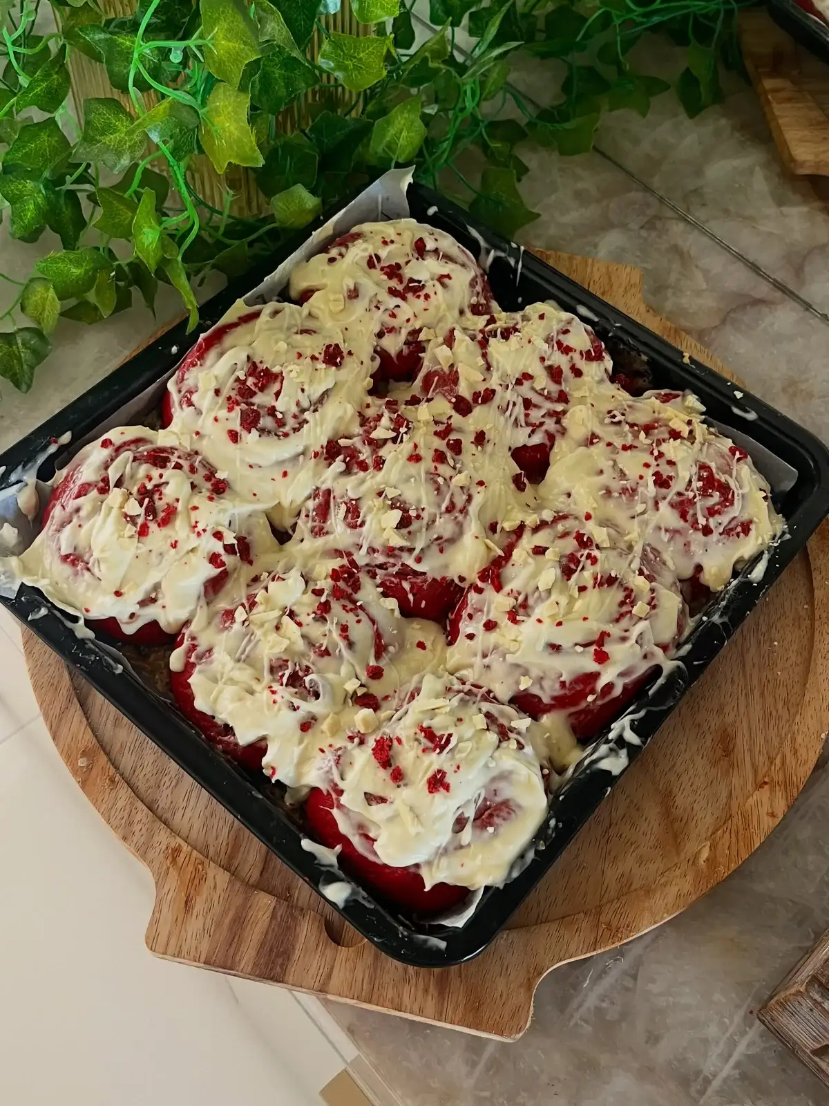 Bandeja de cinnamon rolls red velvet