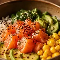 Poke com arroz, salmão, milho, abacate e gergelim