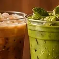Latte gelado e matcha latte em copos com gelo