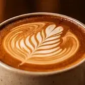 Cappuccino com desenho de folha na espuma