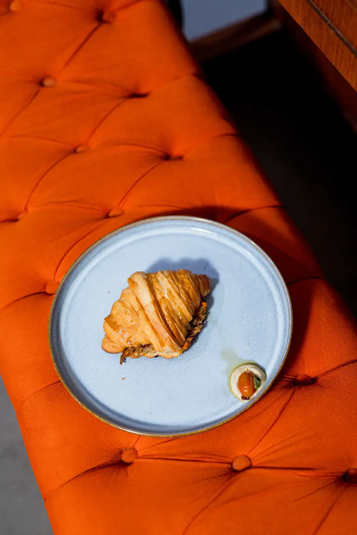 Croissant em prato azul