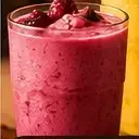 Smoothie de frutas vermelhas em copo alto